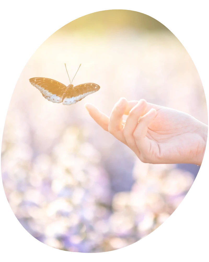 Hand und Motte mit Blumenhintergrund