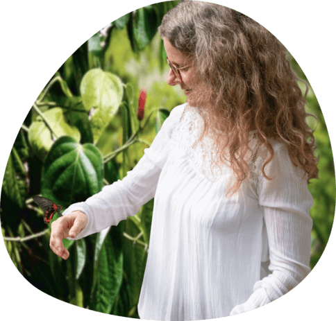 Magali Gmür mit Schmetterling
