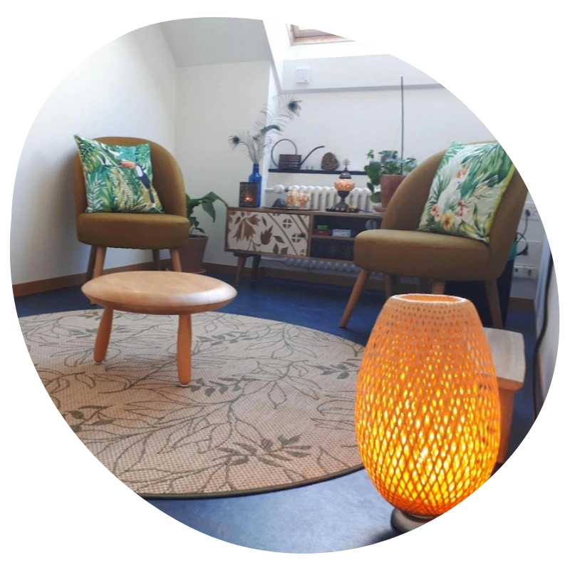 Magali Gmür Praxis Handanalyse Aarau, 2 Stühle und eine Lampe